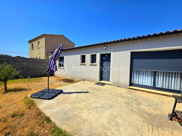 Mickaël GAUDISSARD vous propose à la vente cette villa de plain pied de 94 m², construite en 2018 (RT 2012) mitoyenne par le garage, bâtie sur une parcelle de 307 m².

Elle se situe dans un petit lotissement à l'écart du centre ville et à proximité des commodités.

Vous accédez à la propriété par un jardin clos (murs de clôture), plein sud avec terrasse.
Un espace entrée dessert la pièce de vie de 50 m² avec cuisine équipée (Plaque à induction, frigidaire intégré, four, micro onde combiné, lave vaisselle, hotte aspirante) et son ilot central ouverte sur le séjour muni d'une baie vitrée donnant accès à la terrasse plein sud, un second accès vous mènera vers la terrasse plein nord (murs de clôture) afin de profiter d'instants ombragés, enfin une porte de service donne également accès au garage de 16 m² avec coin buanderie.

Coté nuit, 3 chambres de 10.2 m², 10.5 m² et 11 m², chacune dispose d'un dressing.
Une salle de bain de 6 m² avec baignoire d'angle, meuble double vasque et sèche serviettes.
WC indépendant.

1 Stationnement privatif devant le garage, stationnements communs dans le lotissement.

Au niveau des équipements:

2 pompes à chaleur Air / Air Hitachi 3.5 Kw  (Séjour / partie nuit), entretien à jour.
Chaudière gaz (Entretien à jour) avec radiateurs centralisés.
Isolation des combles en laine de roche.
Isolation des murs et du plancher en polystyrène.
Double vitrage PVC.
Volets roulants électriques (2 chambres en volet roulant manuel).
Vide sanitaire 40 cm.
Assainissement collectif.
Fibre optique.
2 Panneaux solaires en autoconsommation.

Taxe foncière : 1 200 € /  An
Vendu libre de toute occupation.


Dernier DPE : A
Nouveau DPE en cours.

Info contact : Mickaël GAUDISSARD / 06 40 52 43 96