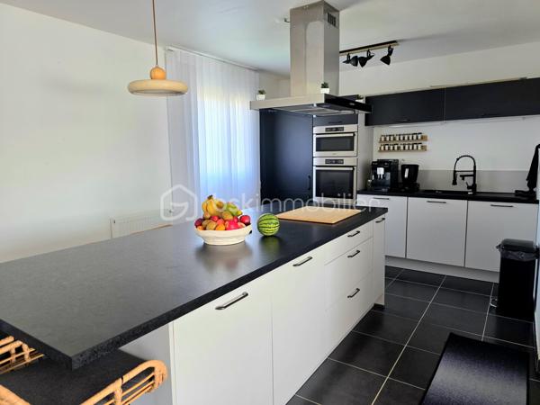 Mickaël GAUDISSARD vous propose à la vente cette villa de plain pied de 94 m², construite en 2018 (RT 2012) mitoyenne par le garage, bâtie sur une parcelle de 307 m².

Elle se situe dans un petit lotissement à l'écart du centre ville et à proximité des commodités.

Vous accédez à la propriété par un jardin clos (murs de clôture), plein sud avec terrasse.
Un espace entrée dessert la pièce de vie de 50 m² avec cuisine équipée (Plaque à induction, frigidaire intégré, four, micro onde combiné, lave vaisselle, hotte aspirante) et son ilot central ouverte sur le séjour muni d'une baie vitrée donnant accès à la terrasse plein sud, un second accès vous mènera vers la terrasse plein nord (murs de clôture) afin de profiter d'instants ombragés, enfin une porte de service donne également accès au garage de 16 m² avec coin buanderie.

Coté nuit, 3 chambres de 10.2 m², 10.5 m² et 11 m², chacune dispose d'un dressing.
Une salle de bain de 6 m² avec baignoire d'angle, meuble double vasque et sèche serviettes.
WC indépendant.

1 Stationnement privatif devant le garage, stationnements communs dans le lotissement.

Au niveau des équipements:

2 pompes à chaleur Air / Air Hitachi 3.5 Kw  (Séjour / partie nuit), entretien à jour.
Chaudière gaz (Entretien à jour) avec radiateurs centralisés.
Isolation des combles en laine de roche.
Isolation des murs et du plancher en polystyrène.
Double vitrage PVC.
Volets roulants électriques (2 chambres en volet roulant manuel).
Vide sanitaire 40 cm.
Assainissement collectif.
Fibre optique.
2 Panneaux solaires en autoconsommation.

Taxe foncière : 1 200 € /  An
Vendu libre de toute occupation.


Dernier DPE : A
Nouveau DPE en cours.

Info contact : Mickaël GAUDISSARD / 06 40 52 43 96