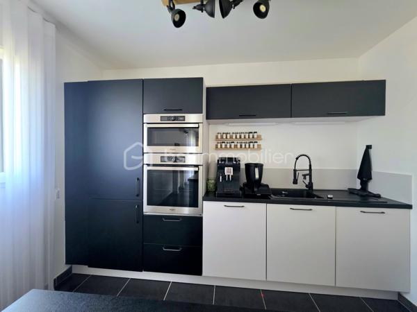 Mickaël GAUDISSARD vous propose à la vente cette villa de plain pied de 94 m², construite en 2018 (RT 2012) mitoyenne par le garage, bâtie sur une parcelle de 307 m².

Elle se situe dans un petit lotissement à l'écart du centre ville et à proximité des commodités.

Vous accédez à la propriété par un jardin clos (murs de clôture), plein sud avec terrasse.
Un espace entrée dessert la pièce de vie de 50 m² avec cuisine équipée (Plaque à induction, frigidaire intégré, four, micro onde combiné, lave vaisselle, hotte aspirante) et son ilot central ouverte sur le séjour muni d'une baie vitrée donnant accès à la terrasse plein sud, un second accès vous mènera vers la terrasse plein nord (murs de clôture) afin de profiter d'instants ombragés, enfin une porte de service donne également accès au garage de 16 m² avec coin buanderie.

Coté nuit, 3 chambres de 10.2 m², 10.5 m² et 11 m², chacune dispose d'un dressing.
Une salle de bain de 6 m² avec baignoire d'angle, meuble double vasque et sèche serviettes.
WC indépendant.

1 Stationnement privatif devant le garage, stationnements communs dans le lotissement.

Au niveau des équipements:

2 pompes à chaleur Air / Air Hitachi 3.5 Kw  (Séjour / partie nuit), entretien à jour.
Chaudière gaz (Entretien à jour) avec radiateurs centralisés.
Isolation des combles en laine de roche.
Isolation des murs et du plancher en polystyrène.
Double vitrage PVC.
Volets roulants électriques (2 chambres en volet roulant manuel).
Vide sanitaire 40 cm.
Assainissement collectif.
Fibre optique.
2 Panneaux solaires en autoconsommation.

Taxe foncière : 1 200 € /  An
Vendu libre de toute occupation.


Dernier DPE : A
Nouveau DPE en cours.

Info contact : Mickaël GAUDISSARD / 06 40 52 43 96