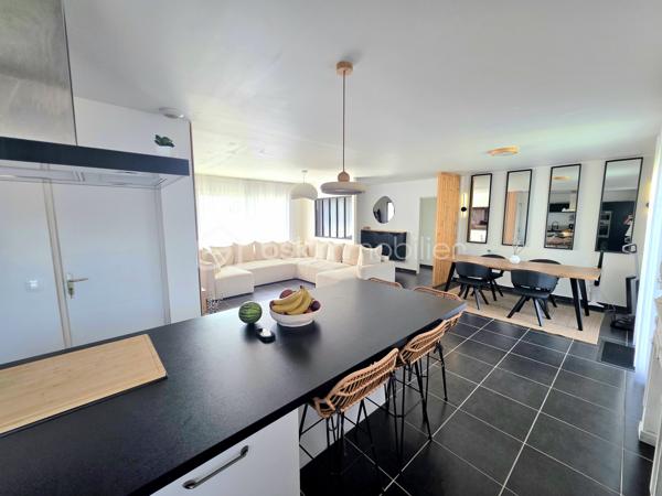 Mickaël GAUDISSARD vous propose à la vente cette villa de plain pied de 94 m², construite en 2018 (RT 2012) mitoyenne par le garage, bâtie sur une parcelle de 307 m².

Elle se situe dans un petit lotissement à l'écart du centre ville et à proximité des commodités.

Vous accédez à la propriété par un jardin clos (murs de clôture), plein sud avec terrasse.
Un espace entrée dessert la pièce de vie de 50 m² avec cuisine équipée (Plaque à induction, frigidaire intégré, four, micro onde combiné, lave vaisselle, hotte aspirante) et son ilot central ouverte sur le séjour muni d'une baie vitrée donnant accès à la terrasse plein sud, un second accès vous mènera vers la terrasse plein nord (murs de clôture) afin de profiter d'instants ombragés, enfin une porte de service donne également accès au garage de 16 m² avec coin buanderie.

Coté nuit, 3 chambres de 10.2 m², 10.5 m² et 11 m², chacune dispose d'un dressing.
Une salle de bain de 6 m² avec baignoire d'angle, meuble double vasque et sèche serviettes.
WC indépendant.

1 Stationnement privatif devant le garage, stationnements communs dans le lotissement.

Au niveau des équipements:

2 pompes à chaleur Air / Air Hitachi 3.5 Kw  (Séjour / partie nuit), entretien à jour.
Chaudière gaz (Entretien à jour) avec radiateurs centralisés.
Isolation des combles en laine de roche.
Isolation des murs et du plancher en polystyrène.
Double vitrage PVC.
Volets roulants électriques (2 chambres en volet roulant manuel).
Vide sanitaire 40 cm.
Assainissement collectif.
Fibre optique.
2 Panneaux solaires en autoconsommation.

Taxe foncière : 1 200 € /  An
Vendu libre de toute occupation.


Dernier DPE : A
Nouveau DPE en cours.

Info contact : Mickaël GAUDISSARD / 06 40 52 43 96