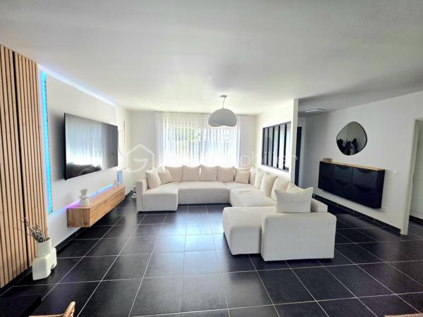 Mickaël GAUDISSARD vous propose à la vente cette villa de plain pied de 94 m², construite en 2018 (RT 2012) mitoyenne par le garage, bâtie sur une parcelle de 307 m².

Elle se situe dans un petit lotissement à l'écart du centre ville et à proximité des commodités.

Vous accédez à la propriété par un jardin clos (murs de clôture), plein sud avec terrasse.
Un espace entrée dessert la pièce de vie de 50 m² avec cuisine équipée (Plaque à induction, frigidaire intégré, four, micro onde combiné, lave vaisselle, hotte aspirante) et son ilot central ouverte sur le séjour muni d'une baie vitrée donnant accès à la terrasse plein sud, un second accès vous mènera vers la terrasse plein nord (murs de clôture) afin de profiter d'instants ombragés, enfin une porte de service donne également accès au garage de 16 m² avec coin buanderie.

Coté nuit, 3 chambres de 10.2 m², 10.5 m² et 11 m², chacune dispose d'un dressing.
Une salle de bain de 6 m² avec baignoire d'angle, meuble double vasque et sèche serviettes.
WC indépendant.

1 Stationnement privatif devant le garage, stationnements communs dans le lotissement.

Au niveau des équipements:

2 pompes à chaleur Air / Air Hitachi 3.5 Kw  (Séjour / partie nuit), entretien à jour.
Chaudière gaz (Entretien à jour) avec radiateurs centralisés.
Isolation des combles en laine de roche.
Isolation des murs et du plancher en polystyrène.
Double vitrage PVC.
Volets roulants électriques (2 chambres en volet roulant manuel).
Vide sanitaire 40 cm.
Assainissement collectif.
Fibre optique.
2 Panneaux solaires en autoconsommation.

Taxe foncière : 1 200 € /  An
Vendu libre de toute occupation.


Dernier DPE : A
Nouveau DPE en cours.

Info contact : Mickaël GAUDISSARD / 06 40 52 43 96
