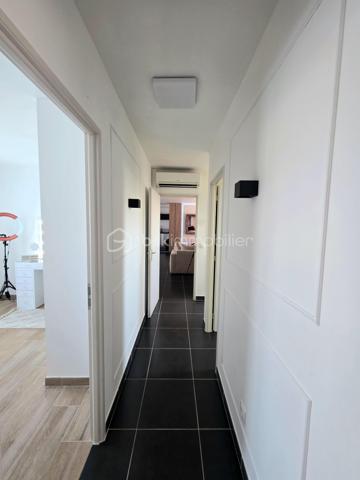 Mickaël GAUDISSARD vous propose à la vente cette villa de plain pied de 94 m², construite en 2018 (RT 2012) mitoyenne par le garage, bâtie sur une parcelle de 307 m².

Elle se situe dans un petit lotissement à l'écart du centre ville et à proximité des commodités.

Vous accédez à la propriété par un jardin clos (murs de clôture), plein sud avec terrasse.
Un espace entrée dessert la pièce de vie de 50 m² avec cuisine équipée (Plaque à induction, frigidaire intégré, four, micro onde combiné, lave vaisselle, hotte aspirante) et son ilot central ouverte sur le séjour muni d'une baie vitrée donnant accès à la terrasse plein sud, un second accès vous mènera vers la terrasse plein nord (murs de clôture) afin de profiter d'instants ombragés, enfin une porte de service donne également accès au garage de 16 m² avec coin buanderie.

Coté nuit, 3 chambres de 10.2 m², 10.5 m² et 11 m², chacune dispose d'un dressing.
Une salle de bain de 6 m² avec baignoire d'angle, meuble double vasque et sèche serviettes.
WC indépendant.

1 Stationnement privatif devant le garage, stationnements communs dans le lotissement.

Au niveau des équipements:

2 pompes à chaleur Air / Air Hitachi 3.5 Kw  (Séjour / partie nuit), entretien à jour.
Chaudière gaz (Entretien à jour) avec radiateurs centralisés.
Isolation des combles en laine de roche.
Isolation des murs et du plancher en polystyrène.
Double vitrage PVC.
Volets roulants électriques (2 chambres en volet roulant manuel).
Vide sanitaire 40 cm.
Assainissement collectif.
Fibre optique.
2 Panneaux solaires en autoconsommation.

Taxe foncière : 1 200 € /  An
Vendu libre de toute occupation.


Dernier DPE : A
Nouveau DPE en cours.

Info contact : Mickaël GAUDISSARD / 06 40 52 43 96