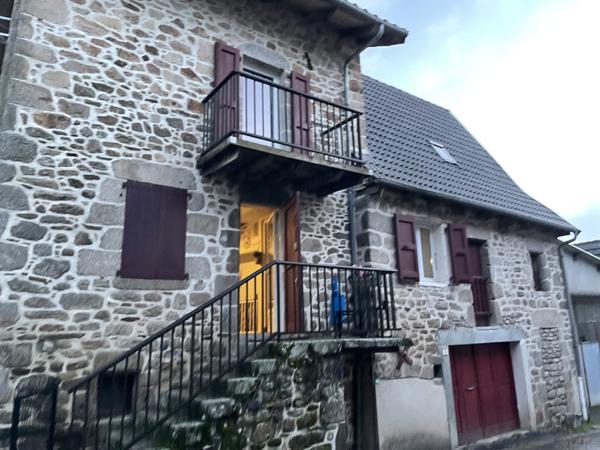 BELLE MAISON AUVERGNATE EN PIERRE Marcolès (15220)