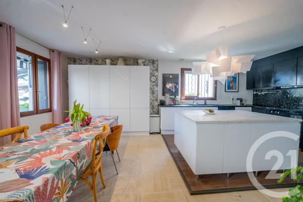 Maison à vendre  8 pièces - 177 m 2   ST GEORGES DE DIDONNE  - 17