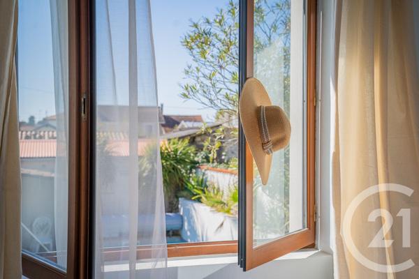 Maison à vendre  8 pièces - 177 m 2   ST GEORGES DE DIDONNE  - 17
