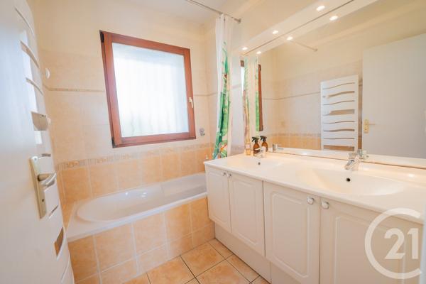 Maison à vendre  8 pièces - 177 m 2   ST GEORGES DE DIDONNE  - 17