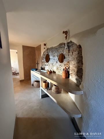 authentique maison de village en pierres rénovée. panorama époustouflant.