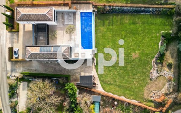 Maison à vendre    8 pièces •  Ruoms