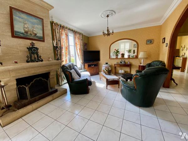 Venez découvrir à Vierzon cette maison de 7 pièces de 260 m² qui offre cinq chambres.
Vous tro...