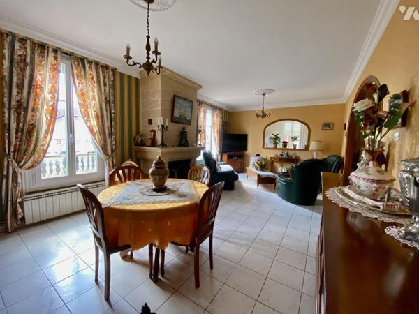 Venez découvrir à Vierzon cette maison de 7 pièces de 260 m² qui offre cinq chambres.
Vous tro...