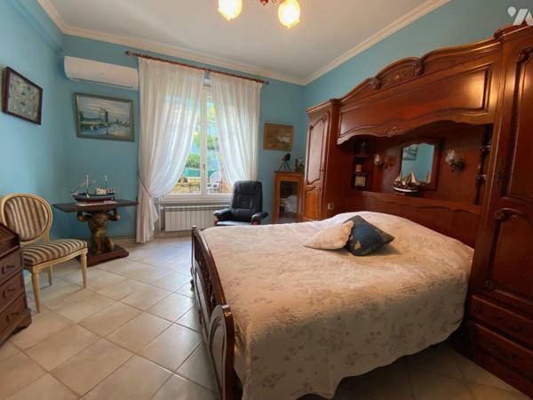 Venez découvrir à Vierzon cette maison de 7 pièces de 260 m² qui offre cinq chambres.
Vous tro...