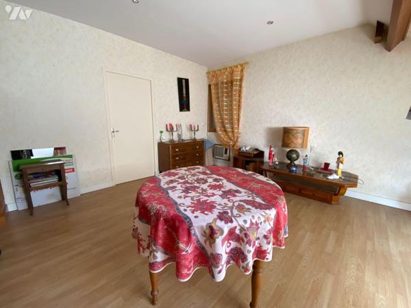 Venez découvrir à Vierzon cette maison de 7 pièces de 260 m² qui offre cinq chambres.
Vous tro...