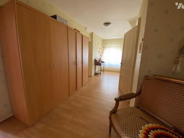 Venez découvrir à Vierzon cette maison de 7 pièces de 260 m² qui offre cinq chambres.
Vous tro...