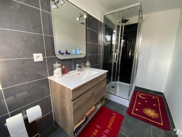 Venez découvrir à Vierzon cette maison de 7 pièces de 260 m² qui offre cinq chambres.
Vous tro...