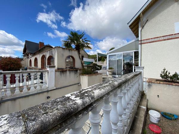 Venez découvrir à Vierzon cette maison de 7 pièces de 260 m² qui offre cinq chambres.
Vous tro...