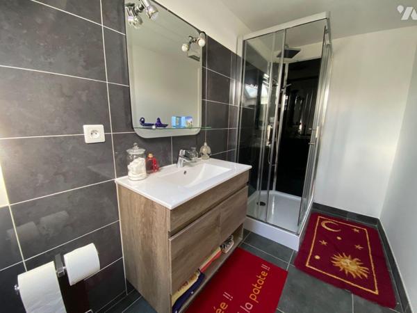 Venez découvrir à Vierzon cette maison de 7 pièces de 260 m² qui offre cinq chambres.
Vous tro...