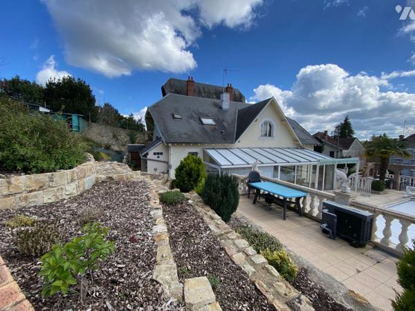 Venez découvrir à Vierzon cette maison de 7 pièces de 260 m² qui offre cinq chambres.
Vous tro...