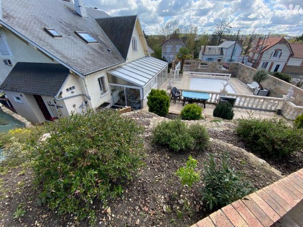 Venez découvrir à Vierzon cette maison de 7 pièces de 260 m² qui offre cinq chambres.
Vous tro...