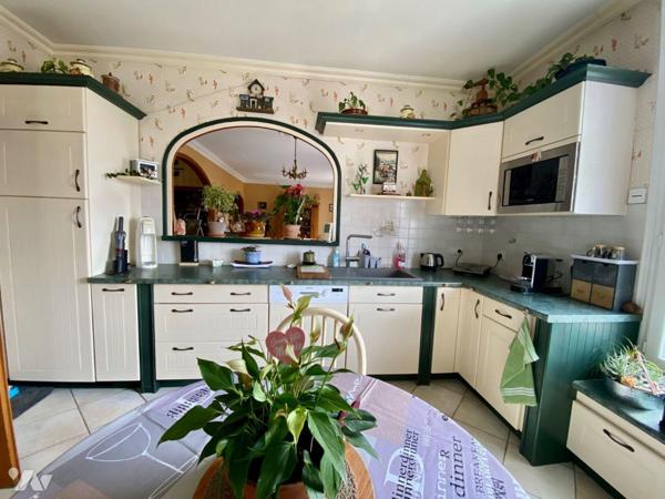 Venez découvrir à Vierzon cette maison de 7 pièces de 260 m² qui offre cinq chambres.
Vous tro...