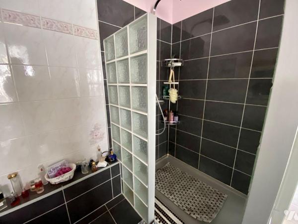 Venez découvrir à Vierzon cette maison de 7 pièces de 260 m² qui offre cinq chambres.
Vous tro...