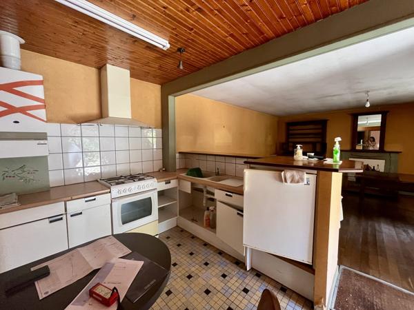 Longère à rénover sur 1400 m² de terrain à PLESCOP
