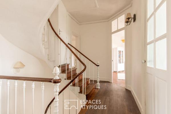 Elégance intemporelle : Maison de Maître au pied du Château