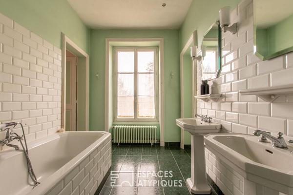 Elégance intemporelle : Maison de Maître au pied du Château