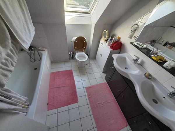 LAVAL QUARTIER CHAUMINETTE MAISON DE 100 M2 AVEC PIECE DE VIE DE 50 M2 LUMINEUSE ET AVEC 3 CHAMBRES