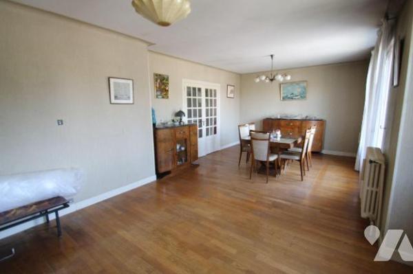 Sur son terrain de 455 m², maison sur sous-sol de 85 m² environ comprenant : cuisine, salle à m...