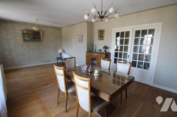 Sur son terrain de 455 m², maison sur sous-sol de 85 m² environ comprenant : cuisine, salle à m...