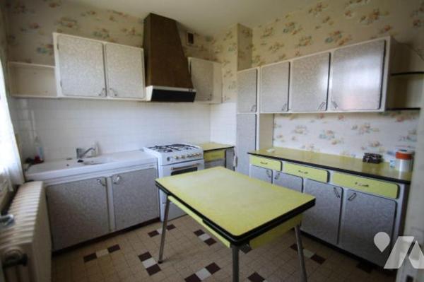 Sur son terrain de 455 m², maison sur sous-sol de 85 m² environ comprenant : cuisine, salle à m...