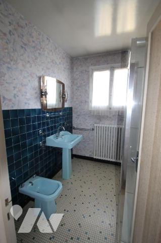 Sur son terrain de 455 m², maison sur sous-sol de 85 m² environ comprenant : cuisine, salle à m...