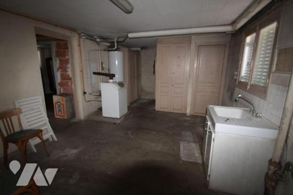 Sur son terrain de 455 m², maison sur sous-sol de 85 m² environ comprenant : cuisine, salle à m...