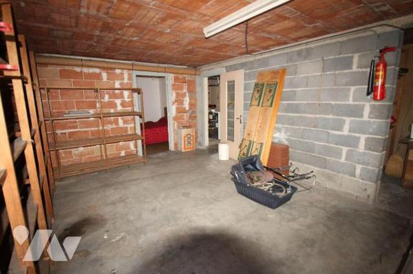 Sur son terrain de 455 m², maison sur sous-sol de 85 m² environ comprenant : cuisine, salle à m...