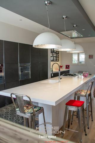 ROYAN - MAISON ANNÉES 30 AVEC PISCINE ET JARDIN PAYSAGÉ, PROCHE COMMERCES ET PLAGES