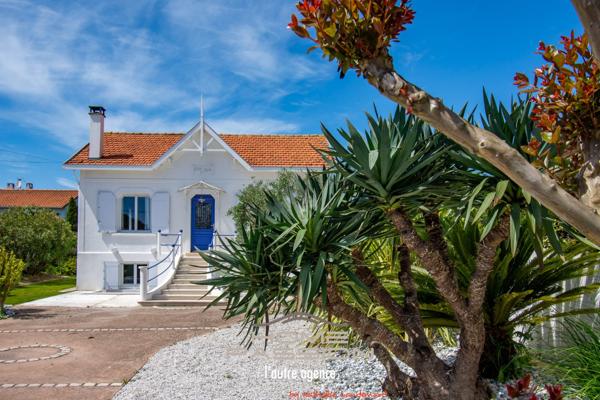 ROYAN - MAISON ANNÉES 30 AVEC PISCINE ET JARDIN PAYSAGÉ, PROCHE COMMERCES ET PLAGES