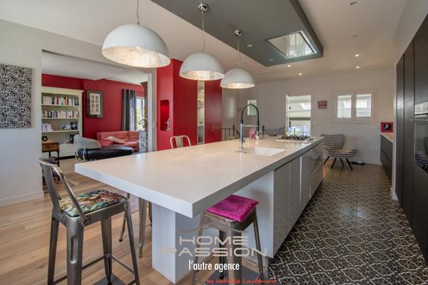 ROYAN - MAISON ANNÉES 30 AVEC PISCINE ET JARDIN PAYSAGÉ, PROCHE COMMERCES ET PLAGES