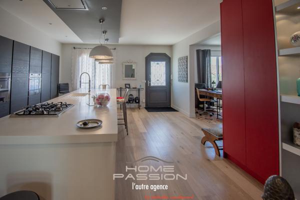 ROYAN - MAISON ANNÉES 30 AVEC PISCINE ET JARDIN PAYSAGÉ, PROCHE COMMERCES ET PLAGES