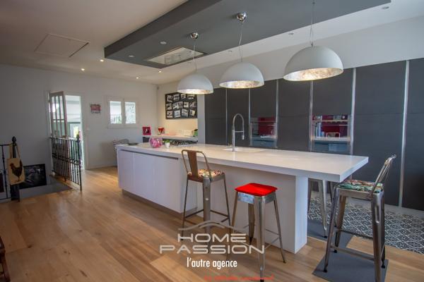 ROYAN - MAISON ANNÉES 30 AVEC PISCINE ET JARDIN PAYSAGÉ, PROCHE COMMERCES ET PLAGES