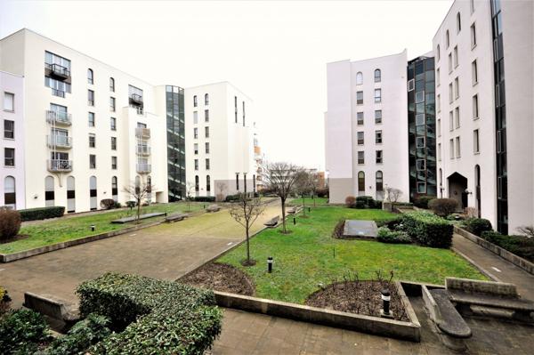 Puteaux limite Suresnes proche seine à  10Mn à  pied du tram