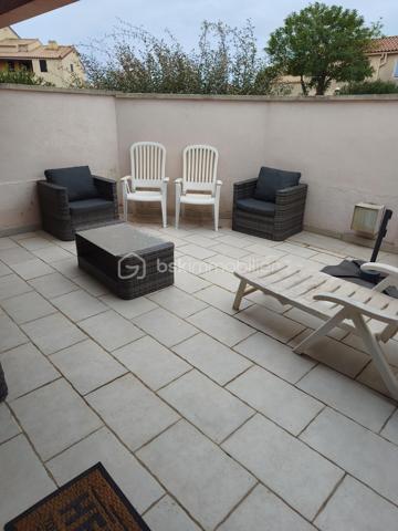 Découvrez cette jolie maison anti-sismique, un véritable bijou d’espace et de confort. Avec ses grands volumes, elle offre un cadre de vie idyllique pour ceux qui recherchent à la fois modernité et sérénité.

Le cœur de la maison, un vaste salon/salle à manger de 75 m², baigne de lumière grâce à trois grandes baies vitrées. Imaginez-vous, les matinées ensoleillées s’étendant sur votre terrasse, où chaque coin vous invite à la détente et à la convivialité. La cuisine ouverte crée un espace de vie chaleureux, parfait pour recevoir vos proches autour de moments inoubliables.

Au rez-de-chaussée, une salle de bain avec fenêtre apporte une touche fonctionnelle et agréable. À l’étage, l’espace nuit dispose de 4 à 5 chambres, offrant ainsi de nombreuses options pour accueillir famille et amis. Parmi elles, une suite avec douche pour plus d’intimité, complétée par une salle d’eau supplémentaire et un WC.

À l’extérieur, deux terrasses vous permettent de profiter des paysages : l’une à l’avant pour admirer les couchers de soleil et l’autre à l’arrière, parfaite pour des soirées paisibles. Vous apprécierez également les volets roulants électriques et la cheminée à l’âtre, qui ajoutent une touche de confort moderne et de charme.

Avec trois places de parking, vous n’aurez jamais à vous soucier du stationnement. De plus, ce havre de paix est idéalement situé à seulement 400 mètres des plages, vous permettant de savourer la mer dès que l’envie vous en prend.

Cette maison est bien plus qu’un simple bien immobilier, c’est un lieu où la vie s’épanouit. N’attendez plus pour faire de ce rêve une réalité !

Bien vendu avec son mobilier.