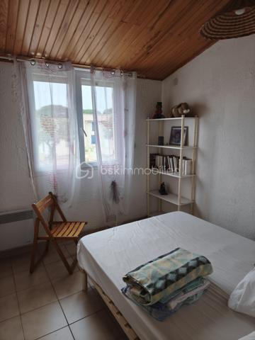 Découvrez cette jolie maison anti-sismique, un véritable bijou d’espace et de confort. Avec ses grands volumes, elle offre un cadre de vie idyllique pour ceux qui recherchent à la fois modernité et sérénité.

Le cœur de la maison, un vaste salon/salle à manger de 75 m², baigne de lumière grâce à trois grandes baies vitrées. Imaginez-vous, les matinées ensoleillées s’étendant sur votre terrasse, où chaque coin vous invite à la détente et à la convivialité. La cuisine ouverte crée un espace de vie chaleureux, parfait pour recevoir vos proches autour de moments inoubliables.

Au rez-de-chaussée, une salle de bain avec fenêtre apporte une touche fonctionnelle et agréable. À l’étage, l’espace nuit dispose de 4 à 5 chambres, offrant ainsi de nombreuses options pour accueillir famille et amis. Parmi elles, une suite avec douche pour plus d’intimité, complétée par une salle d’eau supplémentaire et un WC.

À l’extérieur, deux terrasses vous permettent de profiter des paysages : l’une à l’avant pour admirer les couchers de soleil et l’autre à l’arrière, parfaite pour des soirées paisibles. Vous apprécierez également les volets roulants électriques et la cheminée à l’âtre, qui ajoutent une touche de confort moderne et de charme.

Avec trois places de parking, vous n’aurez jamais à vous soucier du stationnement. De plus, ce havre de paix est idéalement situé à seulement 400 mètres des plages, vous permettant de savourer la mer dès que l’envie vous en prend.

Cette maison est bien plus qu’un simple bien immobilier, c’est un lieu où la vie s’épanouit. N’attendez plus pour faire de ce rêve une réalité !

Bien vendu avec son mobilier.