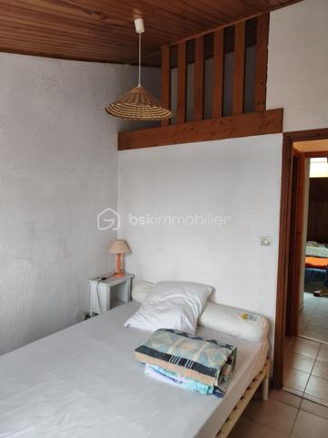 Découvrez cette jolie maison anti-sismique, un véritable bijou d’espace et de confort. Avec ses grands volumes, elle offre un cadre de vie idyllique pour ceux qui recherchent à la fois modernité et sérénité.

Le cœur de la maison, un vaste salon/salle à manger de 75 m², baigne de lumière grâce à trois grandes baies vitrées. Imaginez-vous, les matinées ensoleillées s’étendant sur votre terrasse, où chaque coin vous invite à la détente et à la convivialité. La cuisine ouverte crée un espace de vie chaleureux, parfait pour recevoir vos proches autour de moments inoubliables.

Au rez-de-chaussée, une salle de bain avec fenêtre apporte une touche fonctionnelle et agréable. À l’étage, l’espace nuit dispose de 4 à 5 chambres, offrant ainsi de nombreuses options pour accueillir famille et amis. Parmi elles, une suite avec douche pour plus d’intimité, complétée par une salle d’eau supplémentaire et un WC.

À l’extérieur, deux terrasses vous permettent de profiter des paysages : l’une à l’avant pour admirer les couchers de soleil et l’autre à l’arrière, parfaite pour des soirées paisibles. Vous apprécierez également les volets roulants électriques et la cheminée à l’âtre, qui ajoutent une touche de confort moderne et de charme.

Avec trois places de parking, vous n’aurez jamais à vous soucier du stationnement. De plus, ce havre de paix est idéalement situé à seulement 400 mètres des plages, vous permettant de savourer la mer dès que l’envie vous en prend.

Cette maison est bien plus qu’un simple bien immobilier, c’est un lieu où la vie s’épanouit. N’attendez plus pour faire de ce rêve une réalité !

Bien vendu avec son mobilier.
