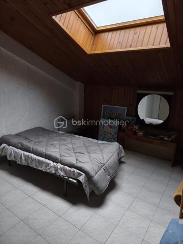 Découvrez cette jolie maison anti-sismique, un véritable bijou d’espace et de confort. Avec ses grands volumes, elle offre un cadre de vie idyllique pour ceux qui recherchent à la fois modernité et sérénité.

Le cœur de la maison, un vaste salon/salle à manger de 75 m², baigne de lumière grâce à trois grandes baies vitrées. Imaginez-vous, les matinées ensoleillées s’étendant sur votre terrasse, où chaque coin vous invite à la détente et à la convivialité. La cuisine ouverte crée un espace de vie chaleureux, parfait pour recevoir vos proches autour de moments inoubliables.

Au rez-de-chaussée, une salle de bain avec fenêtre apporte une touche fonctionnelle et agréable. À l’étage, l’espace nuit dispose de 4 à 5 chambres, offrant ainsi de nombreuses options pour accueillir famille et amis. Parmi elles, une suite avec douche pour plus d’intimité, complétée par une salle d’eau supplémentaire et un WC.

À l’extérieur, deux terrasses vous permettent de profiter des paysages : l’une à l’avant pour admirer les couchers de soleil et l’autre à l’arrière, parfaite pour des soirées paisibles. Vous apprécierez également les volets roulants électriques et la cheminée à l’âtre, qui ajoutent une touche de confort moderne et de charme.

Avec trois places de parking, vous n’aurez jamais à vous soucier du stationnement. De plus, ce havre de paix est idéalement situé à seulement 400 mètres des plages, vous permettant de savourer la mer dès que l’envie vous en prend.

Cette maison est bien plus qu’un simple bien immobilier, c’est un lieu où la vie s’épanouit. N’attendez plus pour faire de ce rêve une réalité !

Bien vendu avec son mobilier.