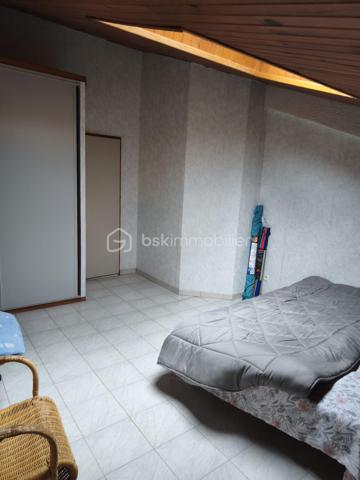 Découvrez cette jolie maison anti-sismique, un véritable bijou d’espace et de confort. Avec ses grands volumes, elle offre un cadre de vie idyllique pour ceux qui recherchent à la fois modernité et sérénité.

Le cœur de la maison, un vaste salon/salle à manger de 75 m², baigne de lumière grâce à trois grandes baies vitrées. Imaginez-vous, les matinées ensoleillées s’étendant sur votre terrasse, où chaque coin vous invite à la détente et à la convivialité. La cuisine ouverte crée un espace de vie chaleureux, parfait pour recevoir vos proches autour de moments inoubliables.

Au rez-de-chaussée, une salle de bain avec fenêtre apporte une touche fonctionnelle et agréable. À l’étage, l’espace nuit dispose de 4 à 5 chambres, offrant ainsi de nombreuses options pour accueillir famille et amis. Parmi elles, une suite avec douche pour plus d’intimité, complétée par une salle d’eau supplémentaire et un WC.

À l’extérieur, deux terrasses vous permettent de profiter des paysages : l’une à l’avant pour admirer les couchers de soleil et l’autre à l’arrière, parfaite pour des soirées paisibles. Vous apprécierez également les volets roulants électriques et la cheminée à l’âtre, qui ajoutent une touche de confort moderne et de charme.

Avec trois places de parking, vous n’aurez jamais à vous soucier du stationnement. De plus, ce havre de paix est idéalement situé à seulement 400 mètres des plages, vous permettant de savourer la mer dès que l’envie vous en prend.

Cette maison est bien plus qu’un simple bien immobilier, c’est un lieu où la vie s’épanouit. N’attendez plus pour faire de ce rêve une réalité !

Bien vendu avec son mobilier.