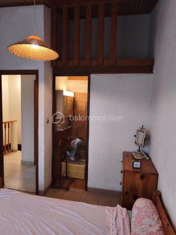 Découvrez cette jolie maison anti-sismique, un véritable bijou d’espace et de confort. Avec ses grands volumes, elle offre un cadre de vie idyllique pour ceux qui recherchent à la fois modernité et sérénité.

Le cœur de la maison, un vaste salon/salle à manger de 75 m², baigne de lumière grâce à trois grandes baies vitrées. Imaginez-vous, les matinées ensoleillées s’étendant sur votre terrasse, où chaque coin vous invite à la détente et à la convivialité. La cuisine ouverte crée un espace de vie chaleureux, parfait pour recevoir vos proches autour de moments inoubliables.

Au rez-de-chaussée, une salle de bain avec fenêtre apporte une touche fonctionnelle et agréable. À l’étage, l’espace nuit dispose de 4 à 5 chambres, offrant ainsi de nombreuses options pour accueillir famille et amis. Parmi elles, une suite avec douche pour plus d’intimité, complétée par une salle d’eau supplémentaire et un WC.

À l’extérieur, deux terrasses vous permettent de profiter des paysages : l’une à l’avant pour admirer les couchers de soleil et l’autre à l’arrière, parfaite pour des soirées paisibles. Vous apprécierez également les volets roulants électriques et la cheminée à l’âtre, qui ajoutent une touche de confort moderne et de charme.

Avec trois places de parking, vous n’aurez jamais à vous soucier du stationnement. De plus, ce havre de paix est idéalement situé à seulement 400 mètres des plages, vous permettant de savourer la mer dès que l’envie vous en prend.

Cette maison est bien plus qu’un simple bien immobilier, c’est un lieu où la vie s’épanouit. N’attendez plus pour faire de ce rêve une réalité !

Bien vendu avec son mobilier.