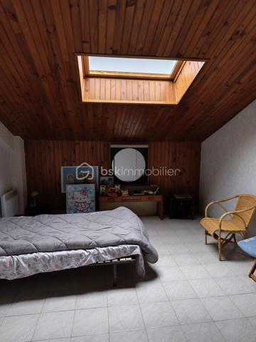 Découvrez cette jolie maison anti-sismique, un véritable bijou d’espace et de confort. Avec ses grands volumes, elle offre un cadre de vie idyllique pour ceux qui recherchent à la fois modernité et sérénité.

Le cœur de la maison, un vaste salon/salle à manger de 75 m², baigne de lumière grâce à trois grandes baies vitrées. Imaginez-vous, les matinées ensoleillées s’étendant sur votre terrasse, où chaque coin vous invite à la détente et à la convivialité. La cuisine ouverte crée un espace de vie chaleureux, parfait pour recevoir vos proches autour de moments inoubliables.

Au rez-de-chaussée, une salle de bain avec fenêtre apporte une touche fonctionnelle et agréable. À l’étage, l’espace nuit dispose de 4 à 5 chambres, offrant ainsi de nombreuses options pour accueillir famille et amis. Parmi elles, une suite avec douche pour plus d’intimité, complétée par une salle d’eau supplémentaire et un WC.

À l’extérieur, deux terrasses vous permettent de profiter des paysages : l’une à l’avant pour admirer les couchers de soleil et l’autre à l’arrière, parfaite pour des soirées paisibles. Vous apprécierez également les volets roulants électriques et la cheminée à l’âtre, qui ajoutent une touche de confort moderne et de charme.

Avec trois places de parking, vous n’aurez jamais à vous soucier du stationnement. De plus, ce havre de paix est idéalement situé à seulement 400 mètres des plages, vous permettant de savourer la mer dès que l’envie vous en prend.

Cette maison est bien plus qu’un simple bien immobilier, c’est un lieu où la vie s’épanouit. N’attendez plus pour faire de ce rêve une réalité !

Bien vendu avec son mobilier.