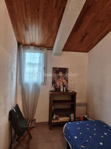 Découvrez cette jolie maison anti-sismique, un véritable bijou d’espace et de confort. Avec ses grands volumes, elle offre un cadre de vie idyllique pour ceux qui recherchent à la fois modernité et sérénité.

Le cœur de la maison, un vaste salon/salle à manger de 75 m², baigne de lumière grâce à trois grandes baies vitrées. Imaginez-vous, les matinées ensoleillées s’étendant sur votre terrasse, où chaque coin vous invite à la détente et à la convivialité. La cuisine ouverte crée un espace de vie chaleureux, parfait pour recevoir vos proches autour de moments inoubliables.

Au rez-de-chaussée, une salle de bain avec fenêtre apporte une touche fonctionnelle et agréable. À l’étage, l’espace nuit dispose de 4 à 5 chambres, offrant ainsi de nombreuses options pour accueillir famille et amis. Parmi elles, une suite avec douche pour plus d’intimité, complétée par une salle d’eau supplémentaire et un WC.

À l’extérieur, deux terrasses vous permettent de profiter des paysages : l’une à l’avant pour admirer les couchers de soleil et l’autre à l’arrière, parfaite pour des soirées paisibles. Vous apprécierez également les volets roulants électriques et la cheminée à l’âtre, qui ajoutent une touche de confort moderne et de charme.

Avec trois places de parking, vous n’aurez jamais à vous soucier du stationnement. De plus, ce havre de paix est idéalement situé à seulement 400 mètres des plages, vous permettant de savourer la mer dès que l’envie vous en prend.

Cette maison est bien plus qu’un simple bien immobilier, c’est un lieu où la vie s’épanouit. N’attendez plus pour faire de ce rêve une réalité !

Bien vendu avec son mobilier.