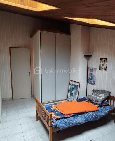 Découvrez cette jolie maison anti-sismique, un véritable bijou d’espace et de confort. Avec ses grands volumes, elle offre un cadre de vie idyllique pour ceux qui recherchent à la fois modernité et sérénité.

Le cœur de la maison, un vaste salon/salle à manger de 75 m², baigne de lumière grâce à trois grandes baies vitrées. Imaginez-vous, les matinées ensoleillées s’étendant sur votre terrasse, où chaque coin vous invite à la détente et à la convivialité. La cuisine ouverte crée un espace de vie chaleureux, parfait pour recevoir vos proches autour de moments inoubliables.

Au rez-de-chaussée, une salle de bain avec fenêtre apporte une touche fonctionnelle et agréable. À l’étage, l’espace nuit dispose de 4 à 5 chambres, offrant ainsi de nombreuses options pour accueillir famille et amis. Parmi elles, une suite avec douche pour plus d’intimité, complétée par une salle d’eau supplémentaire et un WC.

À l’extérieur, deux terrasses vous permettent de profiter des paysages : l’une à l’avant pour admirer les couchers de soleil et l’autre à l’arrière, parfaite pour des soirées paisibles. Vous apprécierez également les volets roulants électriques et la cheminée à l’âtre, qui ajoutent une touche de confort moderne et de charme.

Avec trois places de parking, vous n’aurez jamais à vous soucier du stationnement. De plus, ce havre de paix est idéalement situé à seulement 400 mètres des plages, vous permettant de savourer la mer dès que l’envie vous en prend.

Cette maison est bien plus qu’un simple bien immobilier, c’est un lieu où la vie s’épanouit. N’attendez plus pour faire de ce rêve une réalité !

Bien vendu avec son mobilier.