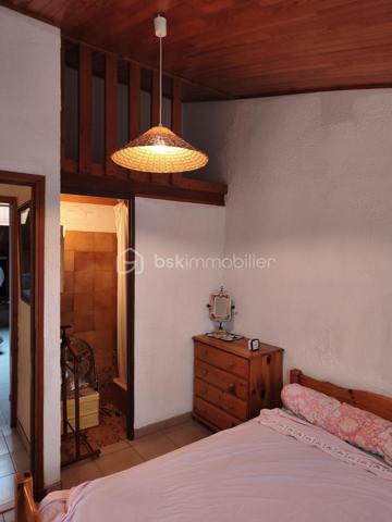 Découvrez cette jolie maison anti-sismique, un véritable bijou d’espace et de confort. Avec ses grands volumes, elle offre un cadre de vie idyllique pour ceux qui recherchent à la fois modernité et sérénité.

Le cœur de la maison, un vaste salon/salle à manger de 75 m², baigne de lumière grâce à trois grandes baies vitrées. Imaginez-vous, les matinées ensoleillées s’étendant sur votre terrasse, où chaque coin vous invite à la détente et à la convivialité. La cuisine ouverte crée un espace de vie chaleureux, parfait pour recevoir vos proches autour de moments inoubliables.

Au rez-de-chaussée, une salle de bain avec fenêtre apporte une touche fonctionnelle et agréable. À l’étage, l’espace nuit dispose de 4 à 5 chambres, offrant ainsi de nombreuses options pour accueillir famille et amis. Parmi elles, une suite avec douche pour plus d’intimité, complétée par une salle d’eau supplémentaire et un WC.

À l’extérieur, deux terrasses vous permettent de profiter des paysages : l’une à l’avant pour admirer les couchers de soleil et l’autre à l’arrière, parfaite pour des soirées paisibles. Vous apprécierez également les volets roulants électriques et la cheminée à l’âtre, qui ajoutent une touche de confort moderne et de charme.

Avec trois places de parking, vous n’aurez jamais à vous soucier du stationnement. De plus, ce havre de paix est idéalement situé à seulement 400 mètres des plages, vous permettant de savourer la mer dès que l’envie vous en prend.

Cette maison est bien plus qu’un simple bien immobilier, c’est un lieu où la vie s’épanouit. N’attendez plus pour faire de ce rêve une réalité !

Bien vendu avec son mobilier.